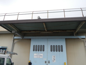 浜松市北区三ケ日工場庇鳩除け工事.JPG